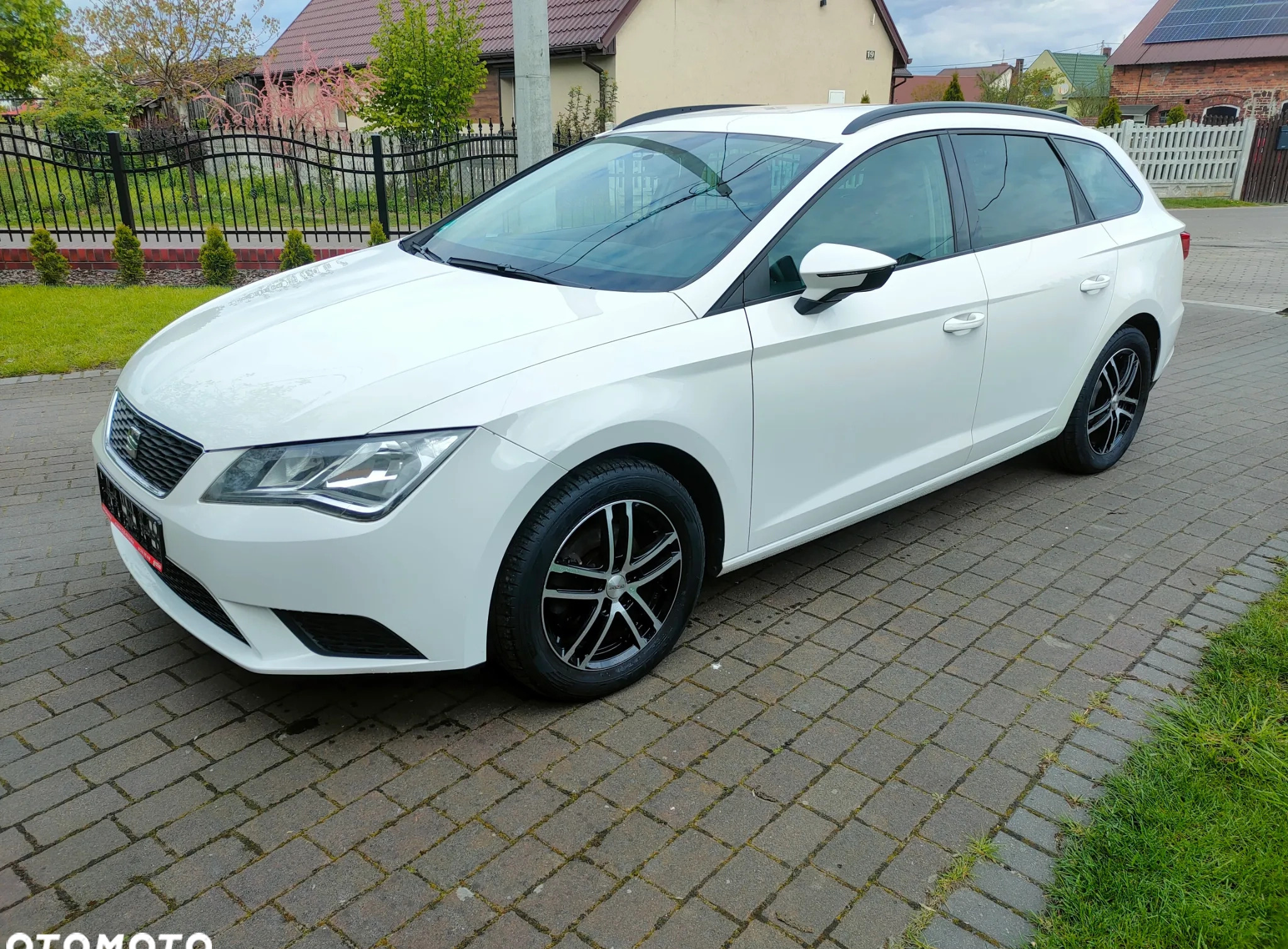 Seat Leon cena 36900 przebieg: 158000, rok produkcji 2014 z Sanok małe 352